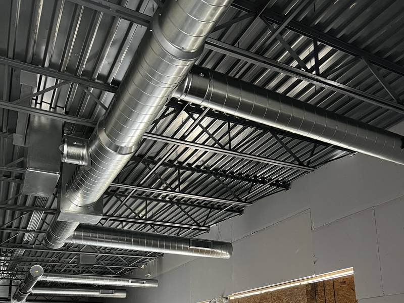 Spiral duct with linear grilles in an open ceiling