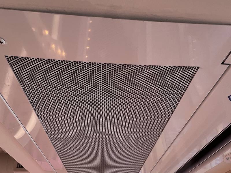Entrance air curtain at a storefront